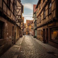 Blick auf Nürnbergs Altstadt mit Burg und Gassen im warmen Abendlicht